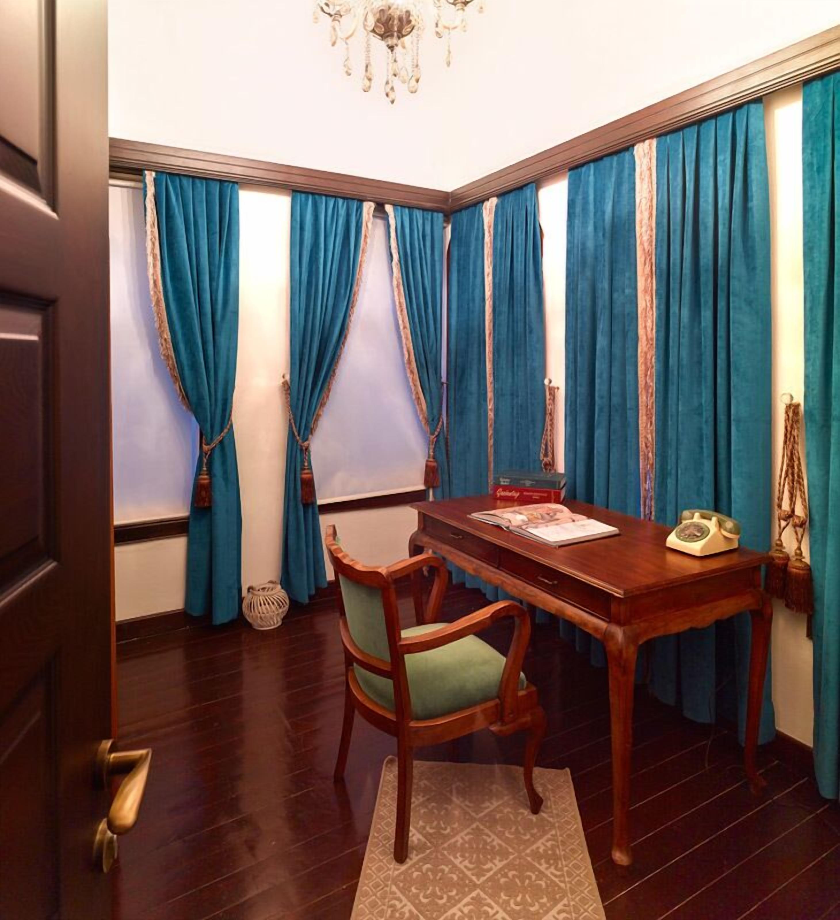 suite | living area | lcd tv