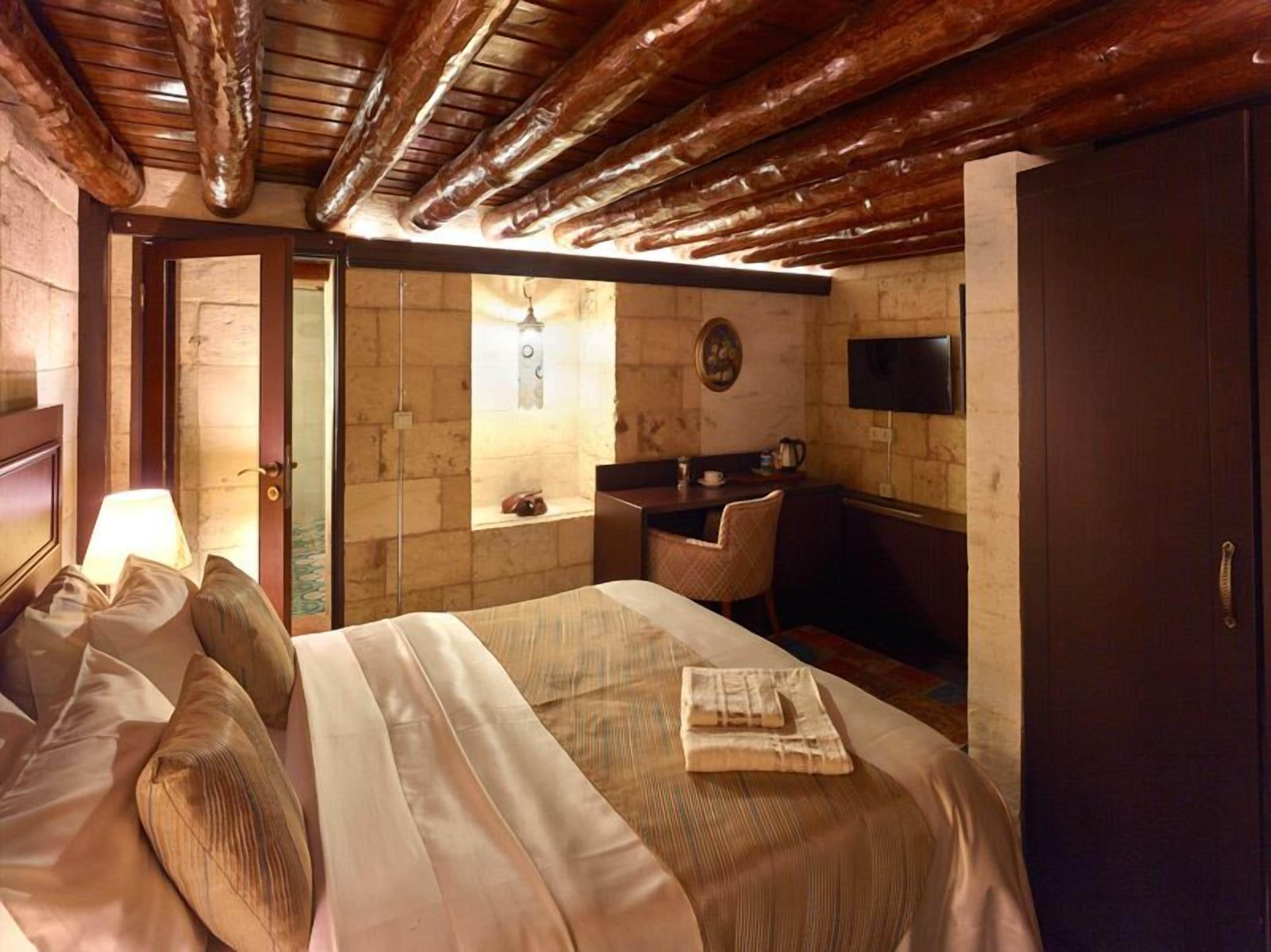 standard double room | minibar, desk, free cots/infant beds, free wifi