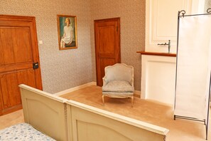 Junior Twin Room, 2 Twin Beds (Jardin fleuri) | 5 bedrooms, individually decorated, individually furnished - Villa Thérèsa B&B (Soignies)