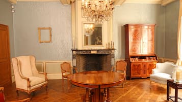 Grand huis, 5 slaapkamers, uitzicht op tuin | Woonkamer | Boeken