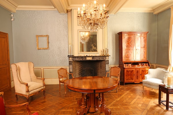 Grand House, 5 Bedrooms, Garden View | Living room