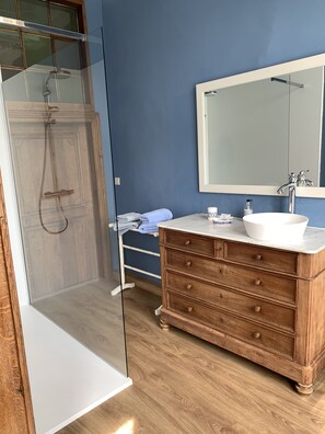 Deluxe Double Room, 1 Queen Bed (Saphir) | Bathroom - Villa Thérèsa B&B (Soignies)
