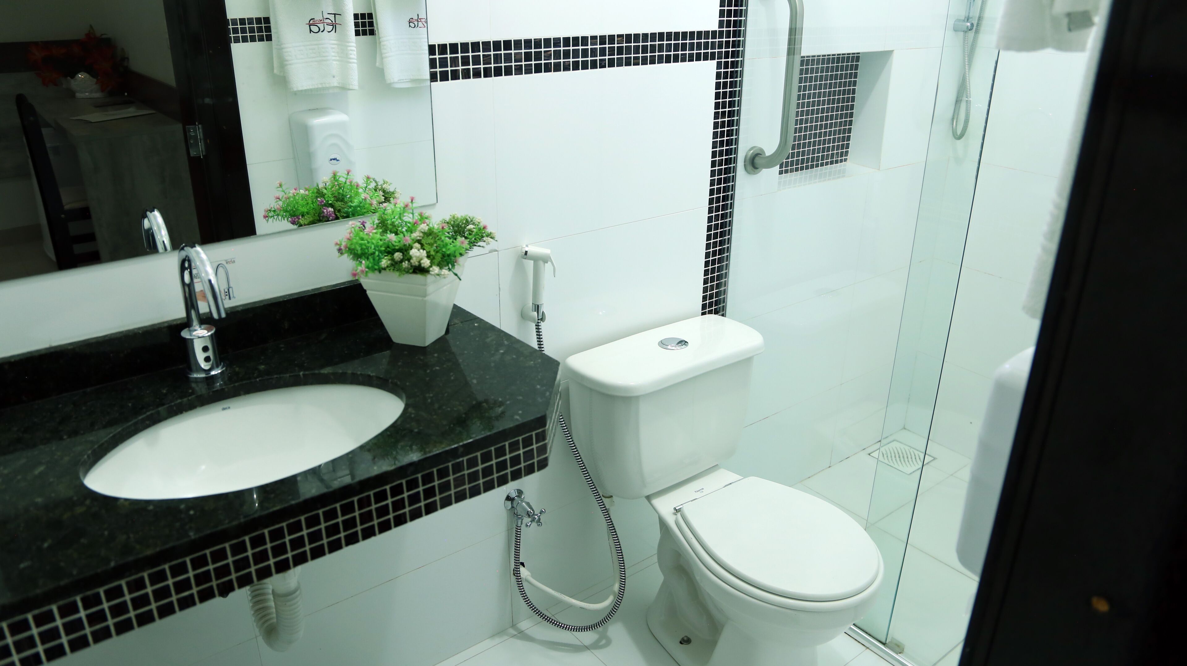 executive room | bathroom | free toiletries, hair dryer, bidet, towels