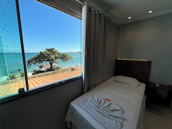 Minibar, laptop workspace, free WiFi, bed sheets - Hotel Luar de Itapuã (Salvador)