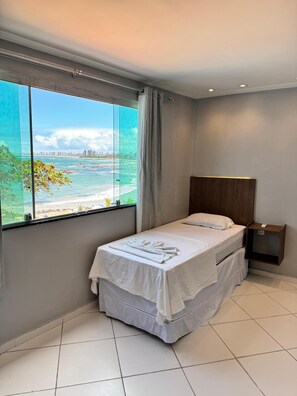 Habitación triple superior, vista al mar | Minibar, espacio para trabajar con laptop, wifi gratis y ropa de cama 
