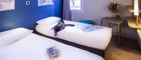 Twin Room, 2 Twin Beds | Desk, soundproofing, free cribs/infant beds, free WiFi