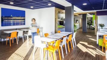 Dagelijks ontbijtbuffet (EUR 8.50 per persoon)