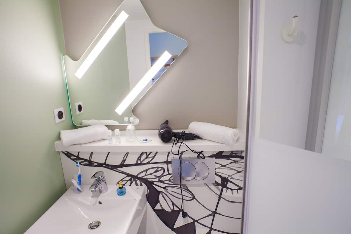 Douche, articles de toilette écologiques, serviettes fournies