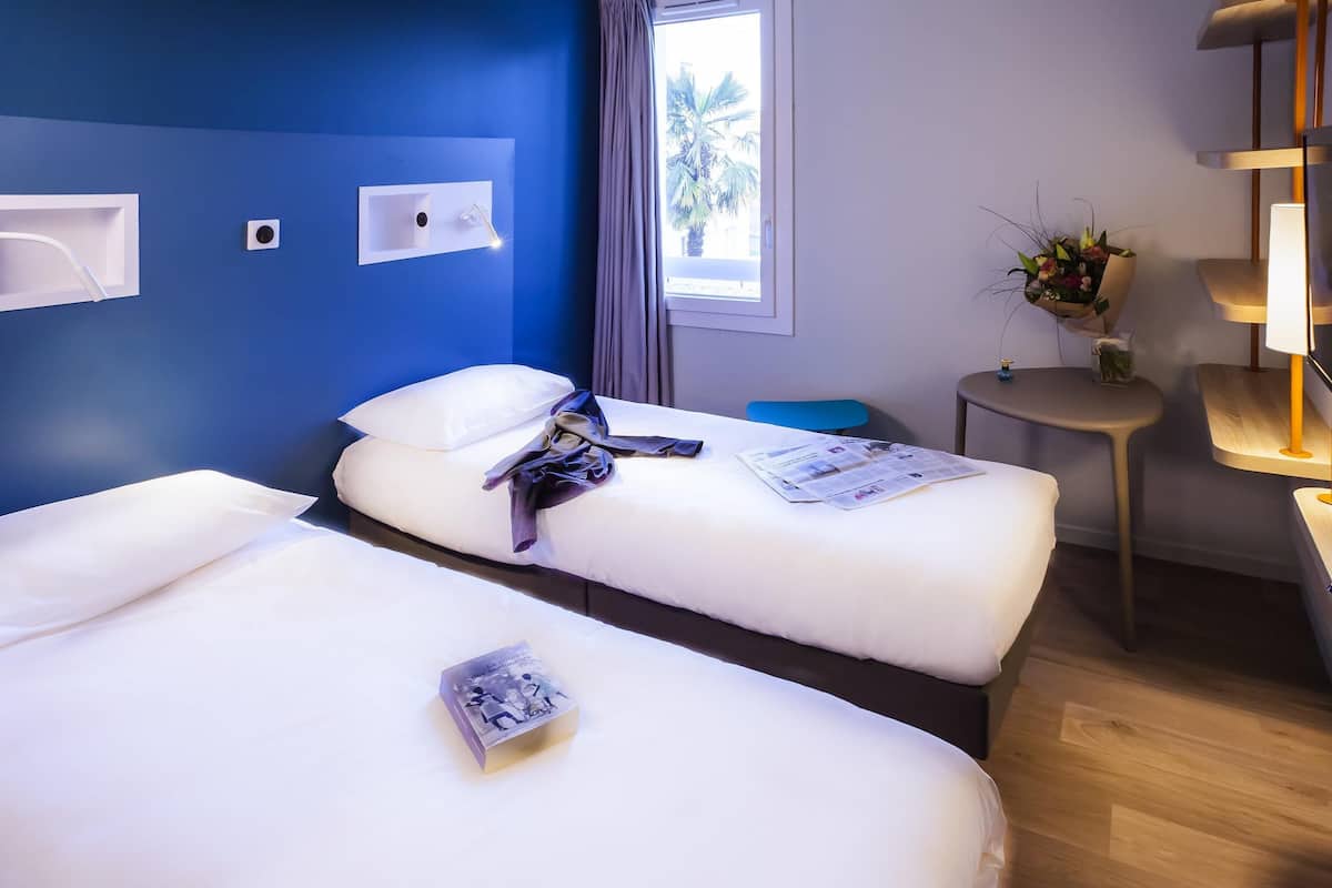 Chambre avec lits jumeaux, 2 lits une place | Bureau, chambres insonorisées, lits bébé (gratuits), Wi-Fi gratuit