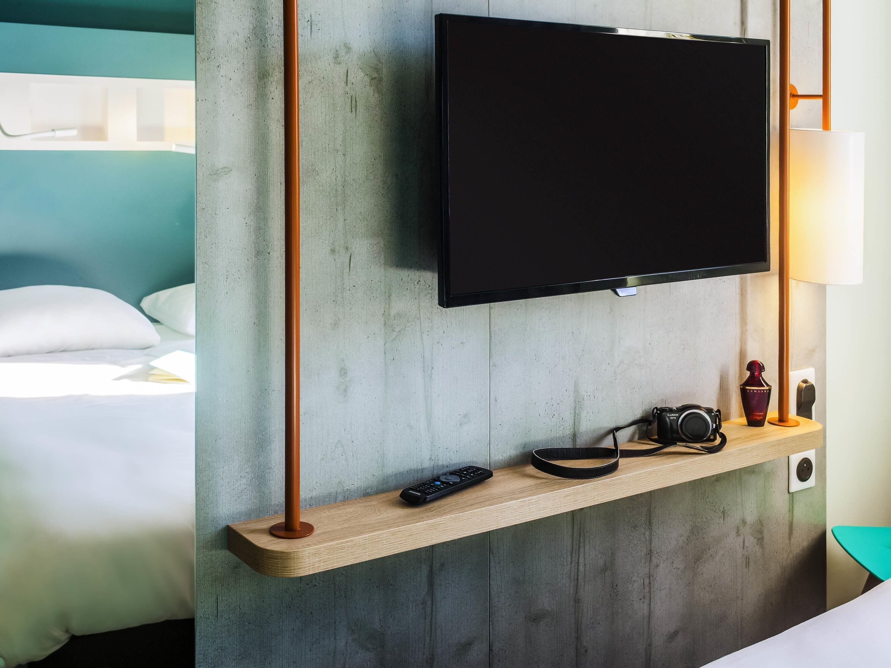 デスク、防音設備、ベビーベッド (無料)、WiFi (無  料)