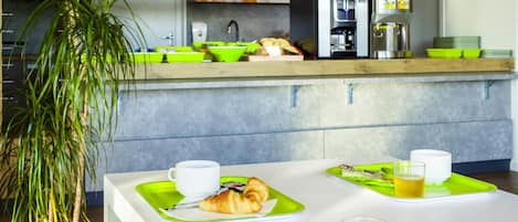 Tägliches Frühstücksbuffet (8.50 EUR pro Person)