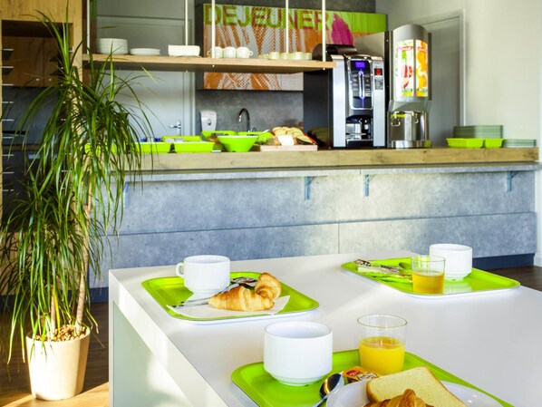 Tägliches Frühstücksbuffet (8.50 EUR pro Person)