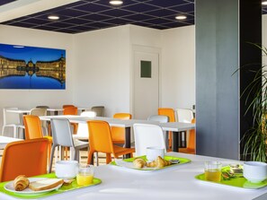 Daily buffet breakfast for a fee - ibis budget Bordeaux Lormont (Lormont)