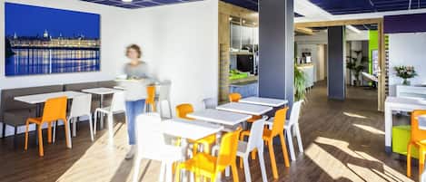 Tägliches Frühstücksbuffet gegen Gebühr