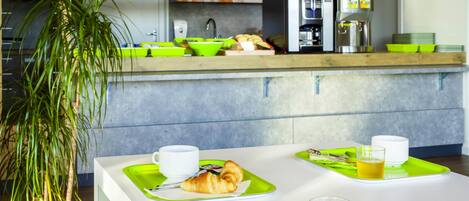 Petit déjeuner buffet (8.50 EUR par personne)