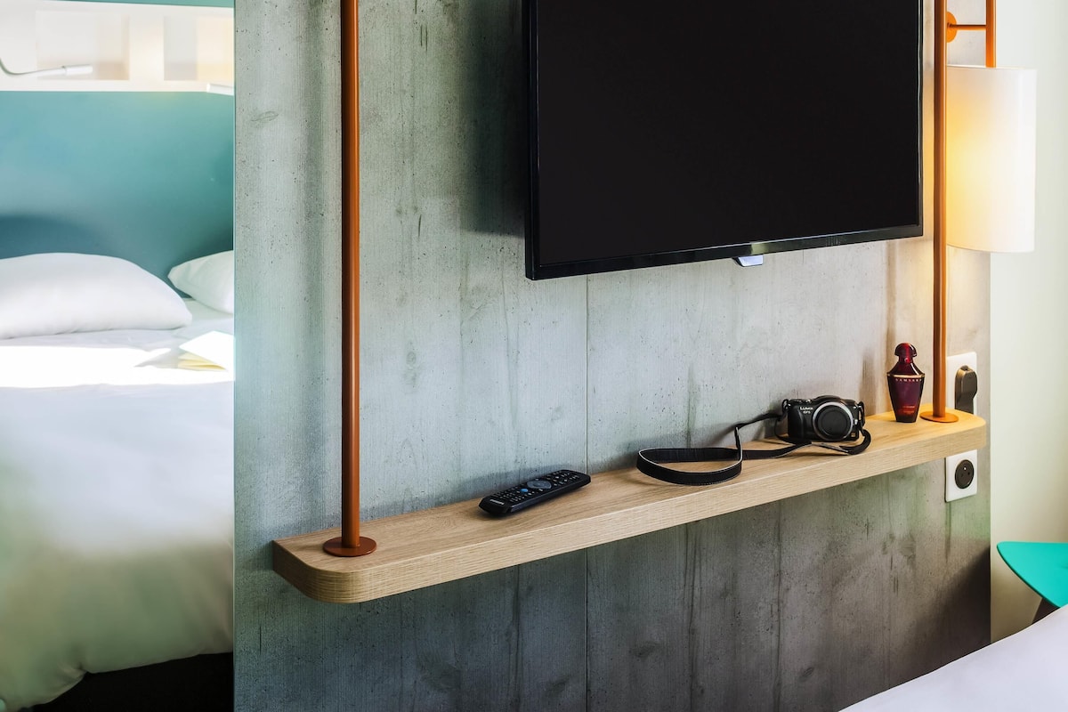 Desk, soundproofing, free cots/infant beds, free WiFi