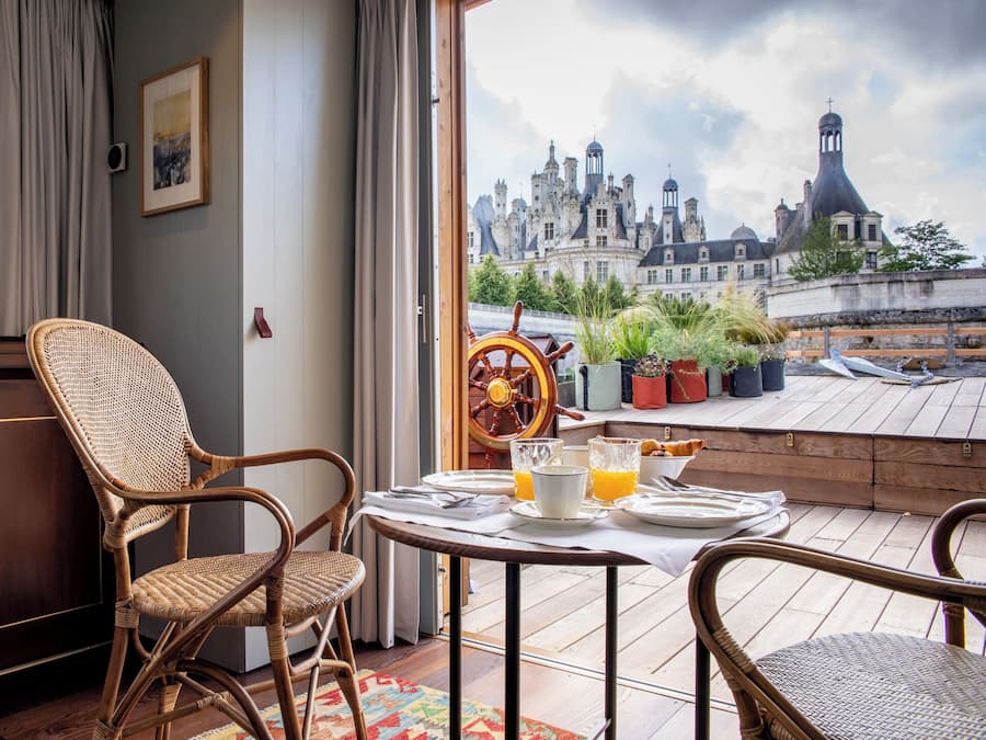 Panorama suite | Luxe beddengoed, een minibar, een kluis op de kamer, een bureau