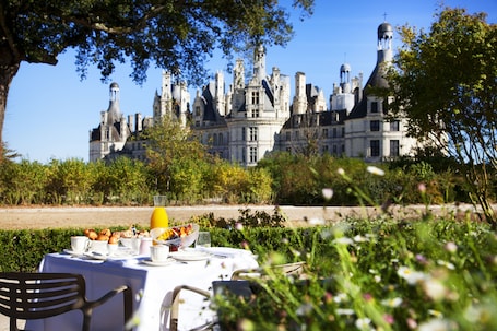 Se ofrece un desayuno continental (26 EUR por persona). Relais de Chambord, a Small Luxury Hotels of the World