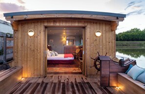 Ropa de cama de alta calidad y minibar 