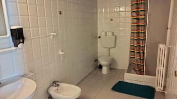 Jabón, papel higiénico