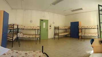 Escritorio, wifi gratis y acceso para silla de ruedas