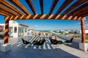 Poolside bar - Splendid 1 bedroom by Happy Address (Playa del Carmen)