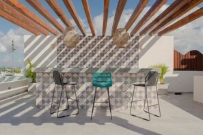 Poolside bar - Splendid 1 bedroom by Happy Address (Playa del Carmen)