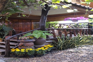 Una escalera de madera con macetas y flores.