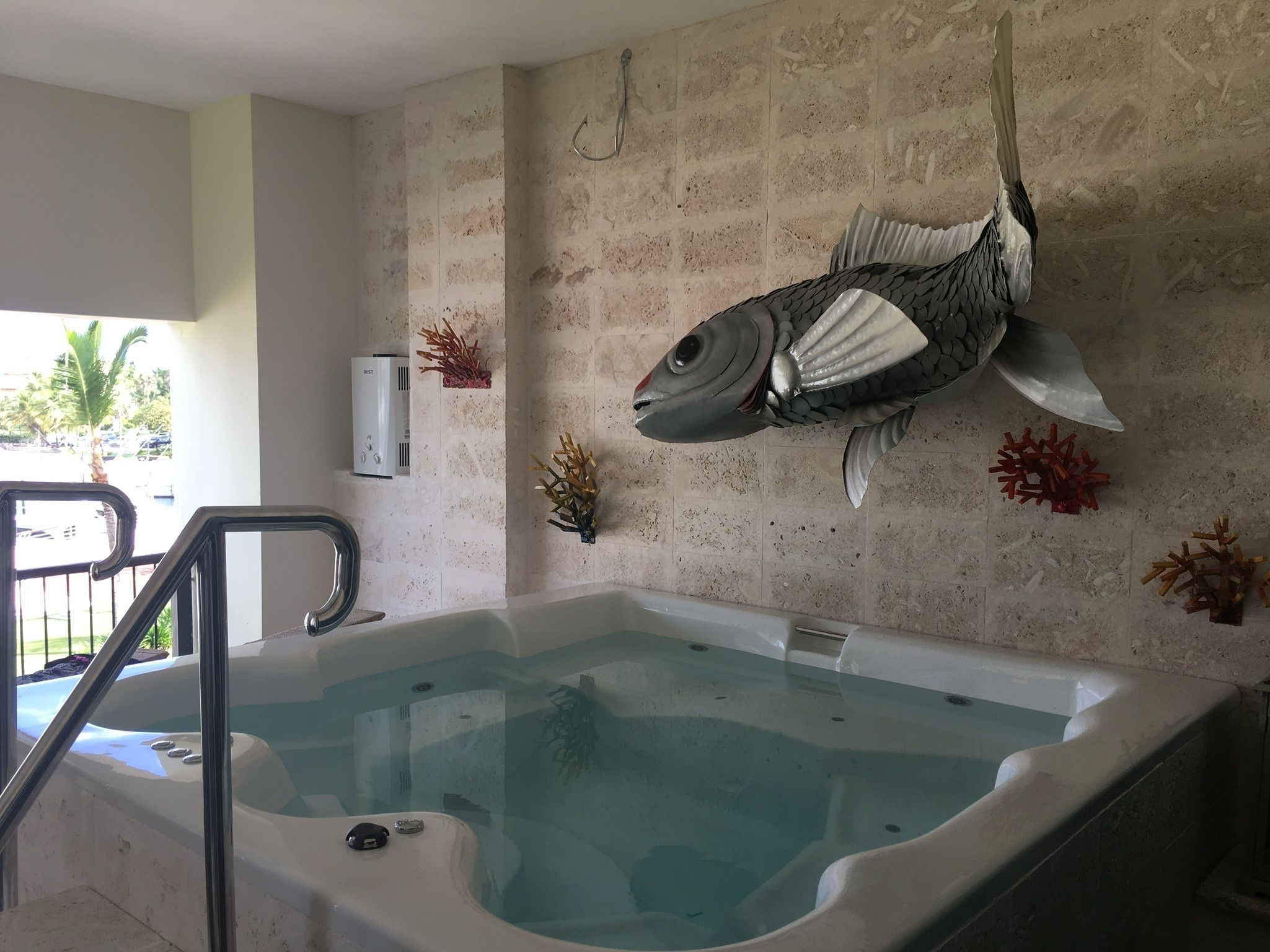 luxury apartment, 2 bedrooms, marina view,  jacuzzi and housekeeping included | indoor spa tub