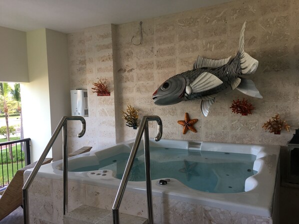 Indoor spa tub