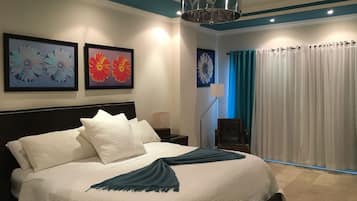 Luxury Apartment, 2 Bedrooms, Marina View, Jacuzzi and Housekeeping Included | 2 bedrooms, Egyptian cotton sheets, premium bedding, pillowtop beds