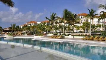 Piscine extérieure, parasols de plage
