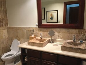 Luxury Apartment, 2 Bedrooms, Marina View,  Jacuzzi and Housekeeping Included | Bathroom