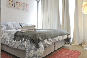 Cofres nos quartos, ferros/tábuas de passar roupa, Wi-Fi de cortesia