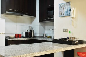 Geladeira grande, micro-ondas, fogão, cooktop