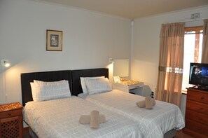 Desk, laptop workspace, free WiFi, bed sheets - Hermanus AT HOME (Hermanus)