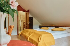 Standaard kamer | Een kluis op de kamer, een bureau, verduisterende gordijnen