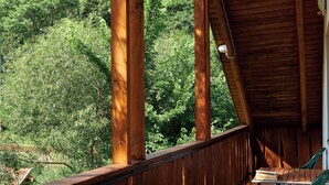 A wooden deck with a view of a mountainous landscape. - Oko-Park Panzió Kemping és Rendezvényközpont (Szarvasko)