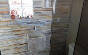 Apartment | Badezimmer | Dusche, kostenlose Toilettenartikel, Handtücher