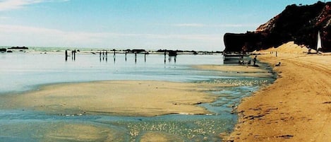 Una spiaggia nelle vicinanze