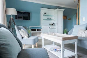 Comfort-Suite, 2 Schlafzimmer, Balkon, Flussblick | Wohnbereich | Flachbildfernseher