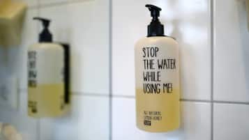 Un baño con dispensador de jabón en la pared.