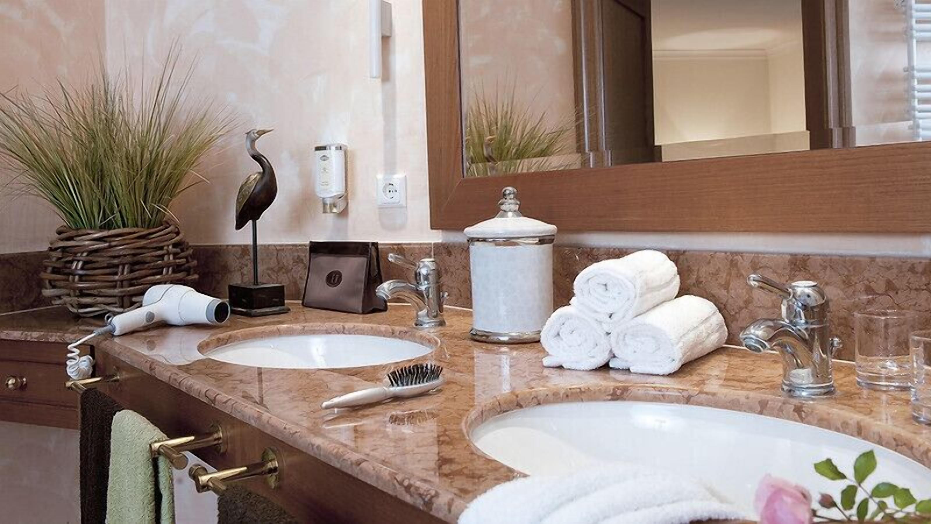 comfort suite, 2 bedrooms, balcony, river view | bathroom sink