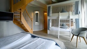 Quarto triplo | 2 quartos, roupas de cama premium, frigobar, cofres nos quartos
