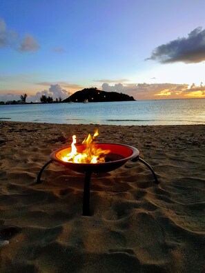 Luxe tent, 1 tweepersoonsbed, uitzicht op strand, aan het strand | Balkon