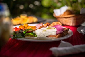 Serveert lunch, lokale en internationale gerechten, strandzicht 