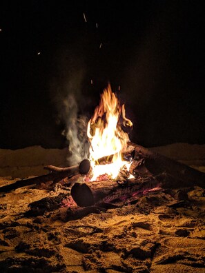 Deluxe tent, uitzicht op strand, aan het strand | Een minibar, individueel gemeubileerd, gratis wifi, beddengoed