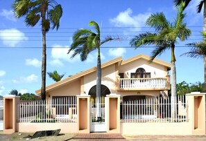Front of property - Bubali Villa (Noord)