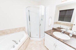 Ferienhaus, 3 Schlafzimmer | Badezimmer | Badewanne und Dusche (separat), Handtücher