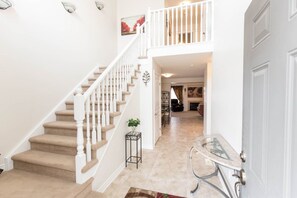 House, 3 Bedrooms | Living area | Flat-screen TV - Fallsview Family Home (Niagara Falls)